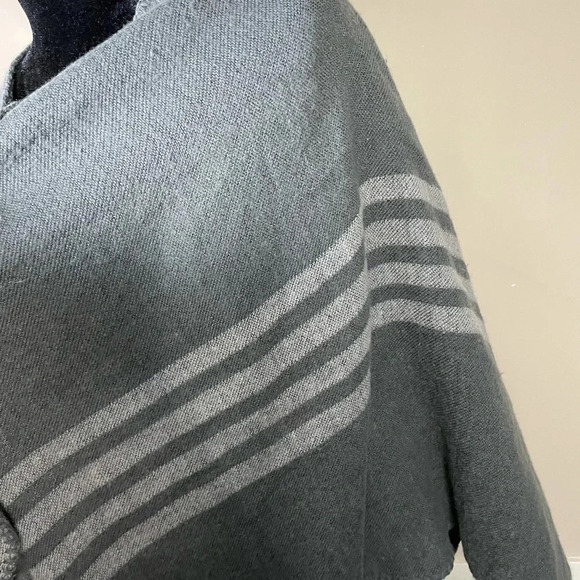 BB Dakota gray reversible patterned shrug - Picture 4 of 8